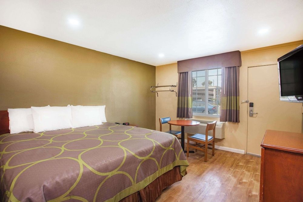 Deluxe Room, 1 King Bed, Accessible, Non Smoking (Mobility/Hearing/Roll-Shower)