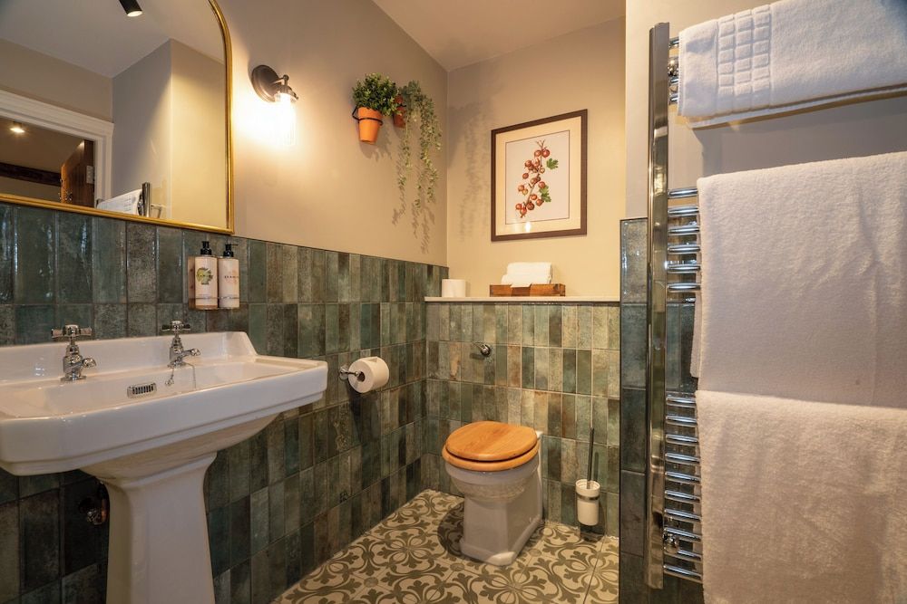 The Old House Inn Classic Room 8