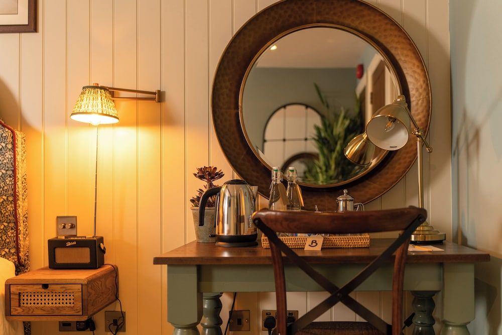 The Old House Inn Classic Room 9