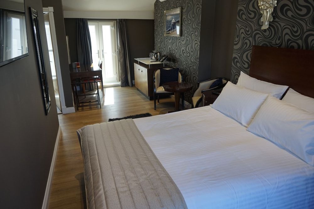 Halvard Hotel Deluxe Room, 1 King Bed (King ) 2