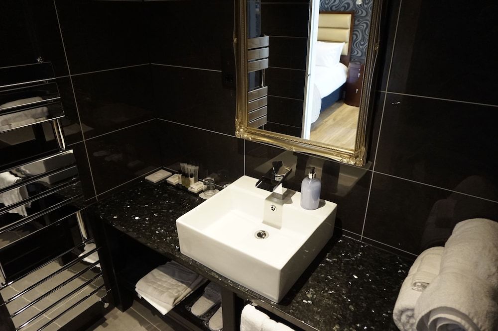 Halvard Hotel Deluxe Room, 1 King Bed (King ) 11