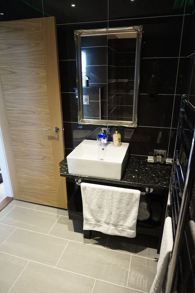 Halvard Hotel Deluxe Room, 1 King Bed (King ) 8