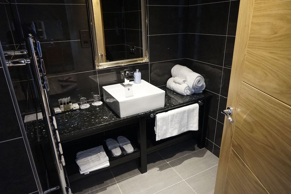 Halvard Hotel Deluxe Room, 1 King Bed (King ) 9