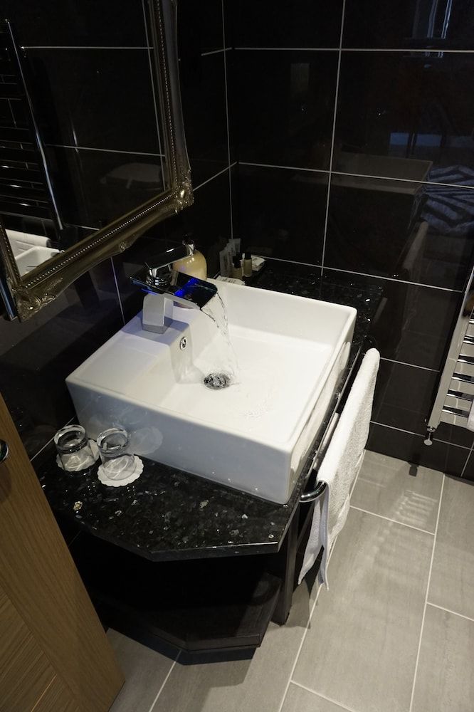 Halvard Hotel Deluxe Room, 1 King Bed (King ) 10