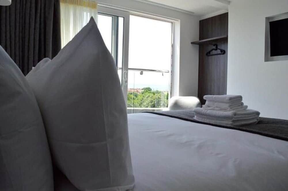 Q8 Boutique Hotel Room, 1 King Bed, Ensuite, Sea Facing 2