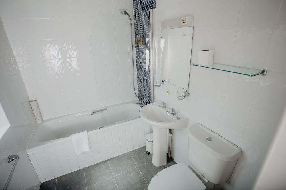 Kilbirnie Hotel Family Room for 6 4
