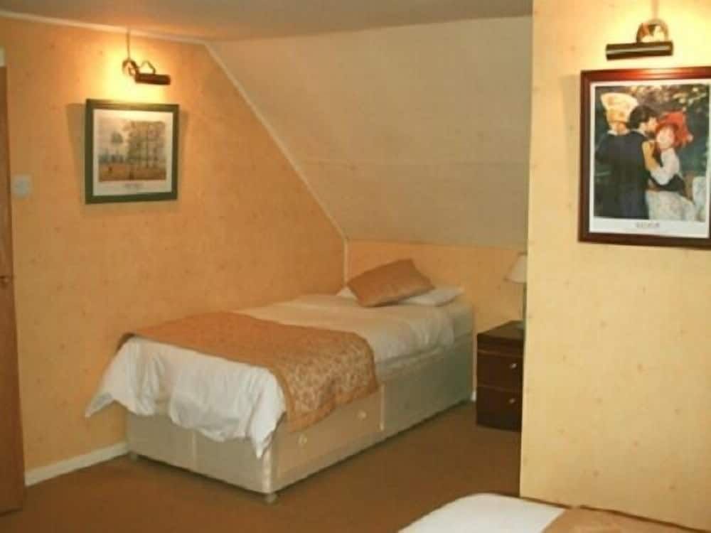 Kilmartin Hotel Standard Triple Room, Ensuite (All Season) 2