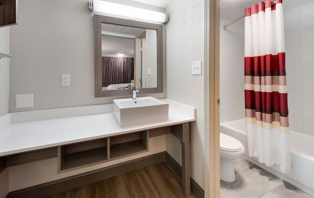 Red Roof Inn Dayton - Moraine/U of Dayton Standard Room, 2 Queen Beds (Smoke Free) 7