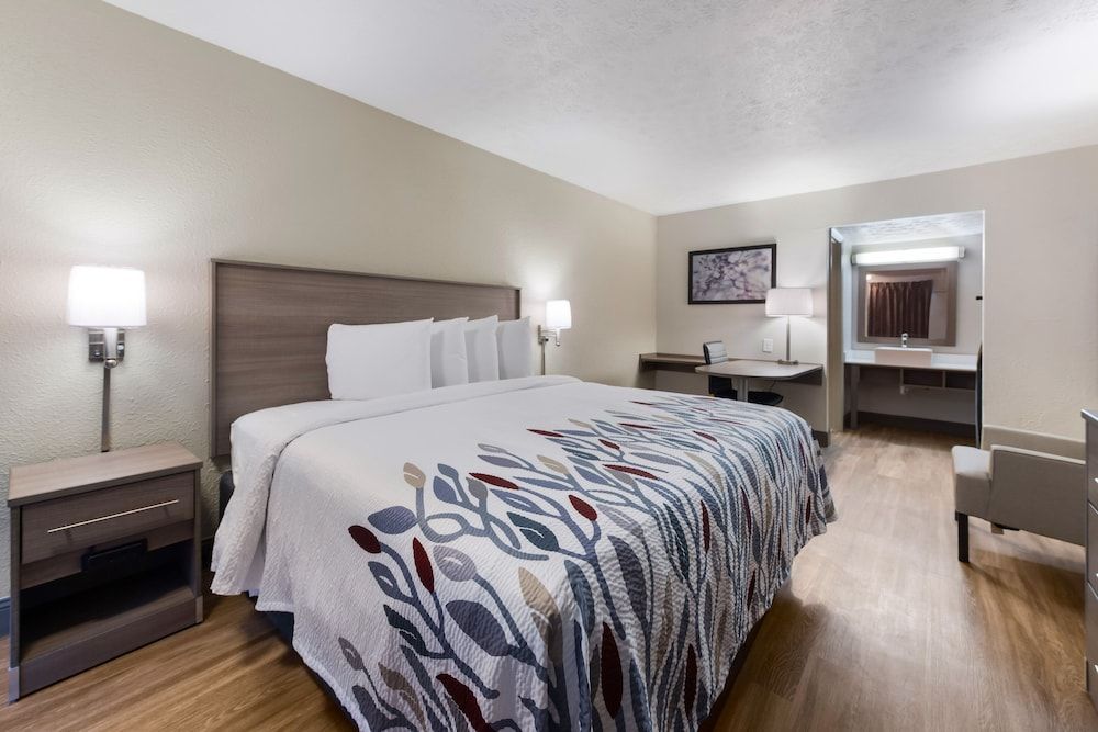 Red Roof Inn Dayton - Moraine/U of Dayton Superior Room, 1 King Bed (Smoke Free) 5