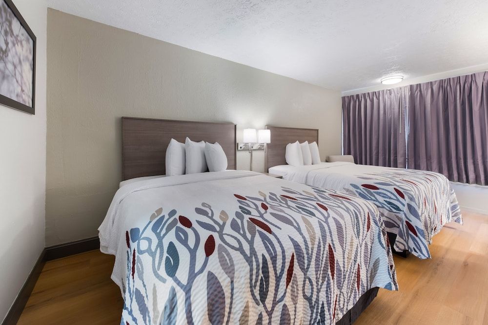 Red Roof Inn Dayton - Moraine/U of Dayton Standard Room, 2 Queen Beds (Smoke Free) 4