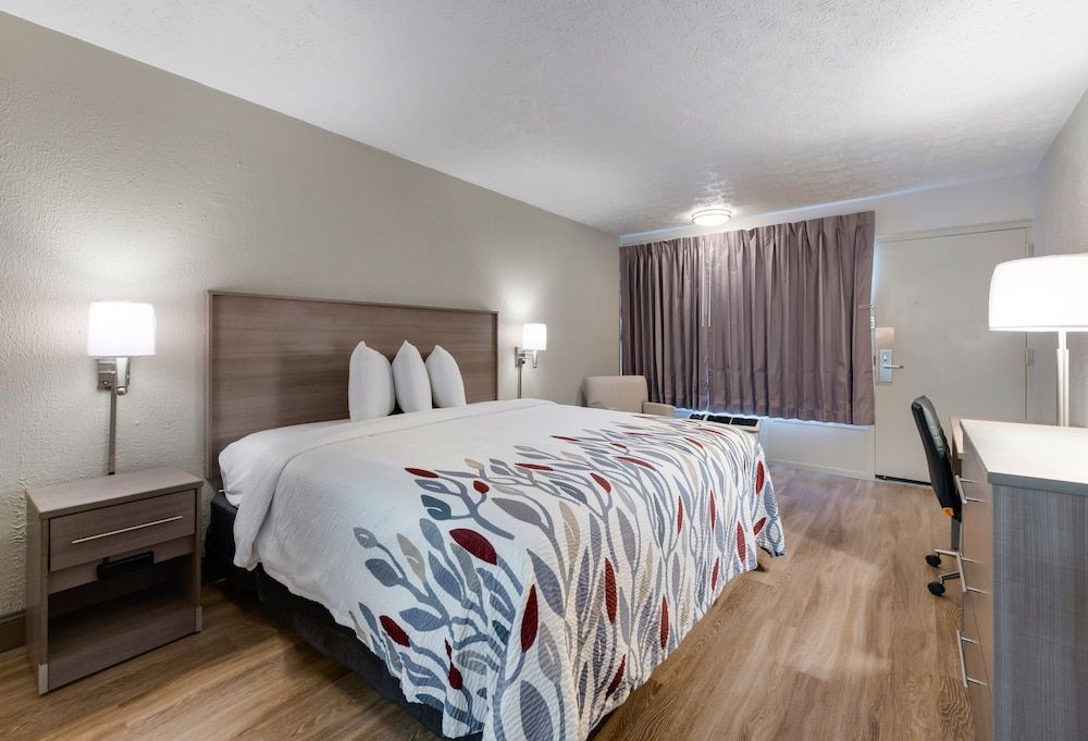 Red Roof Inn Dayton - Moraine/U of Dayton Standard Room, 1 King Bed (Smoke Free) 3