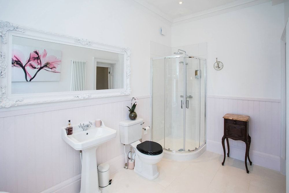 Torrington Hall Deluxe Double Room, Ensuite (and Cathedral View) 5