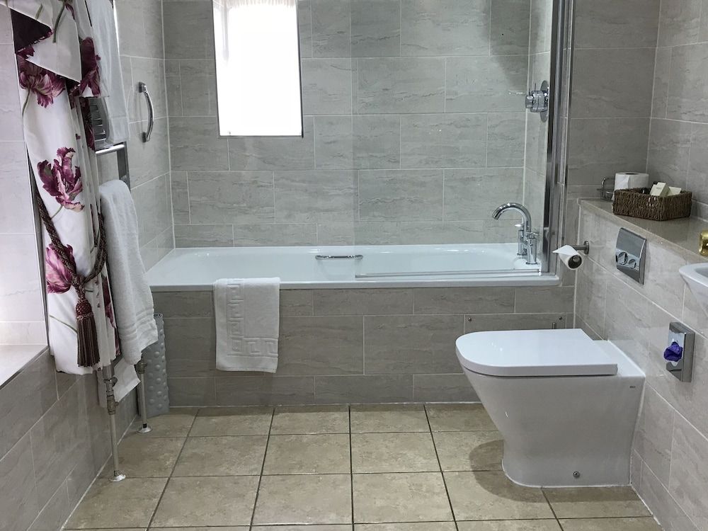 The Cricketers Deluxe Double Room (Best) 6