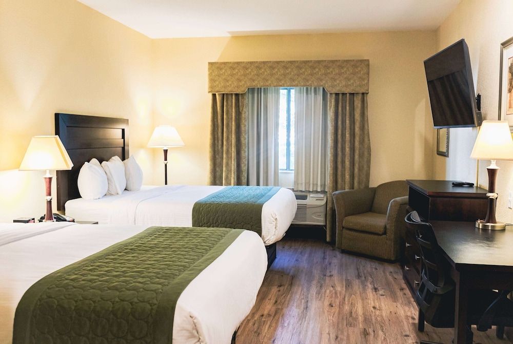 2 Queen Beds, 1 Double Bed, Superior Suite, Non-Smoking