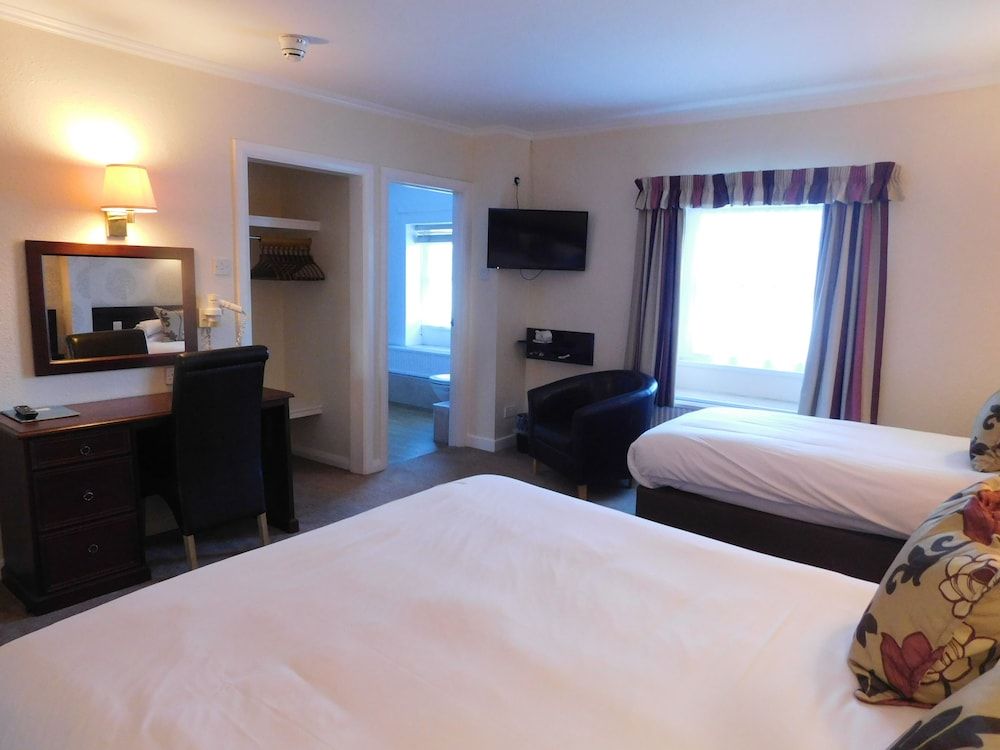 Hotel Mariners Family Room, Private Bathroom 3