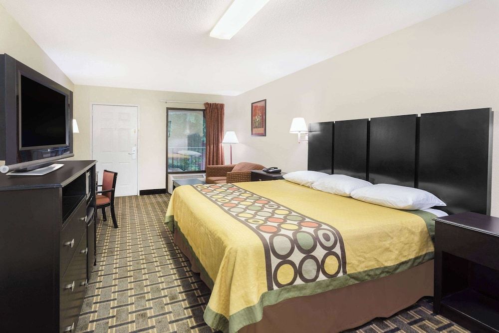 Room, 1 King Bed, Smoking