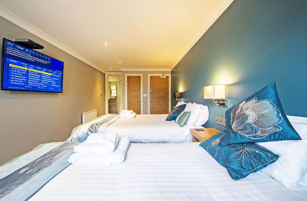 Dolphin Rooms Family Room 2