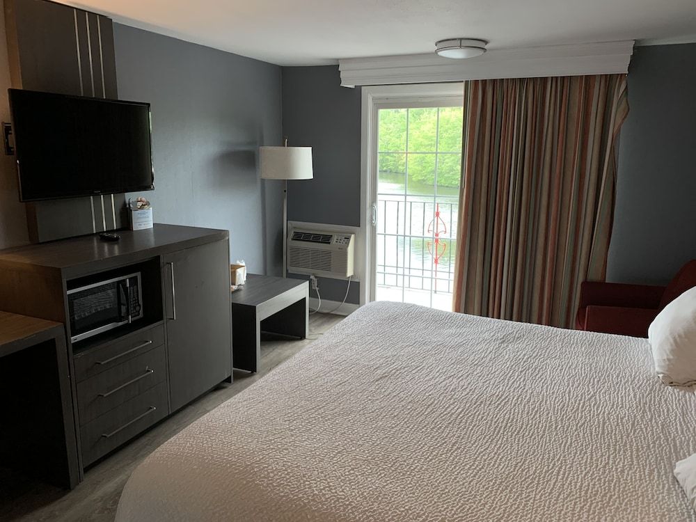 Room, 1 King Bed, Smoking, Lake View