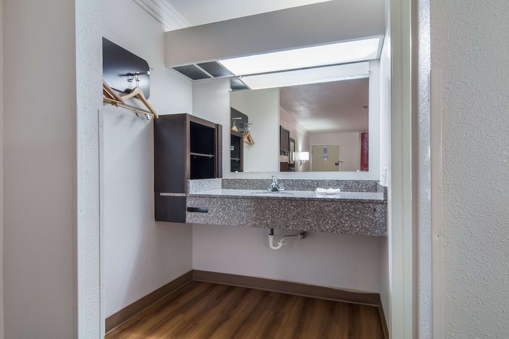 Motel 6 Marshall, TX Deluxe Room, 1 King Bed, Smoking, Refrigerator & Microwave 9