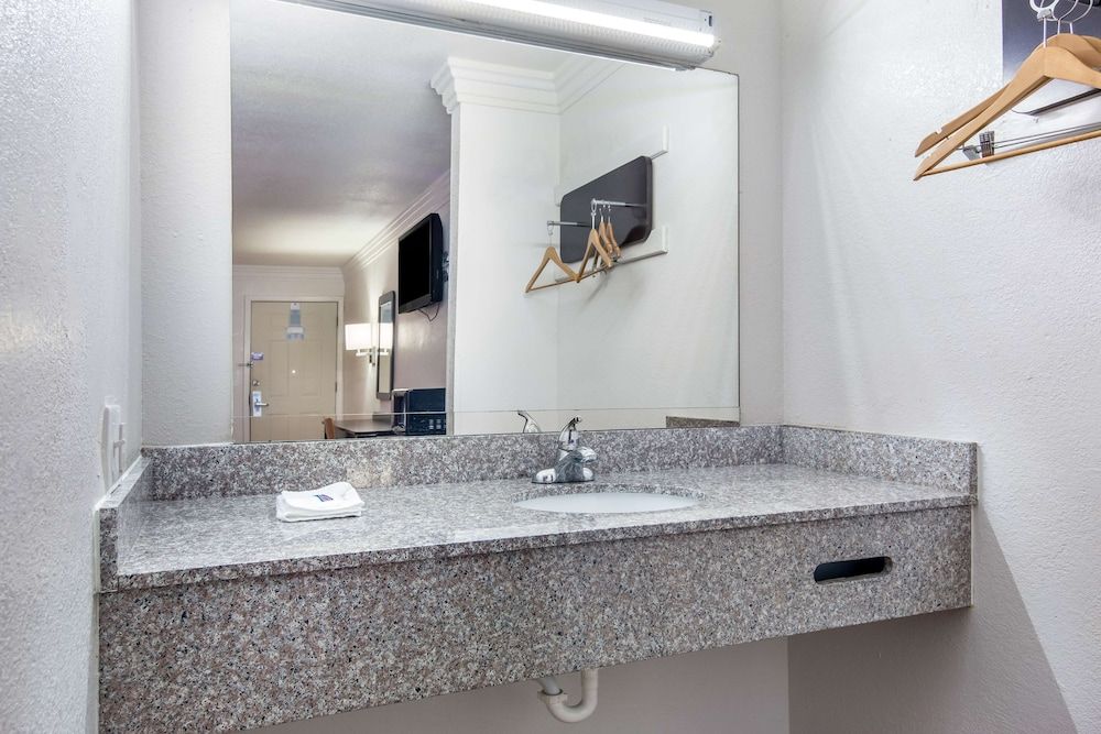 Motel 6 Marshall, TX Deluxe Room, 1 King Bed, Smoking, Refrigerator & Microwave 11