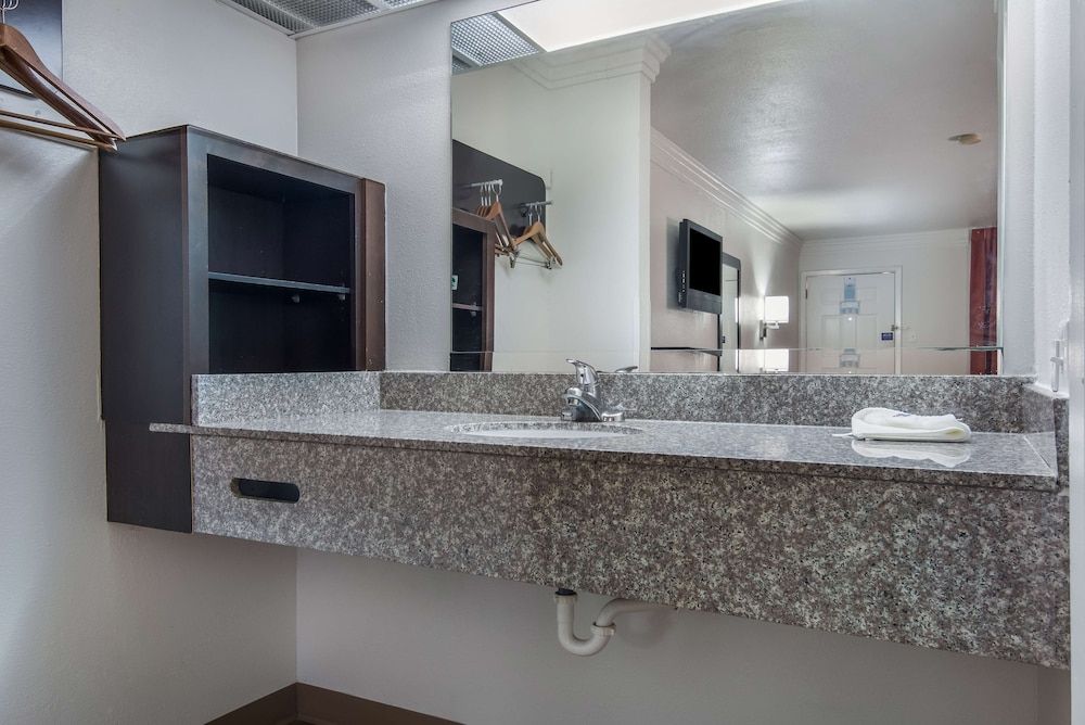 Motel 6 Marshall, TX Deluxe Room, 1 King Bed, Smoking, Refrigerator & Microwave 7