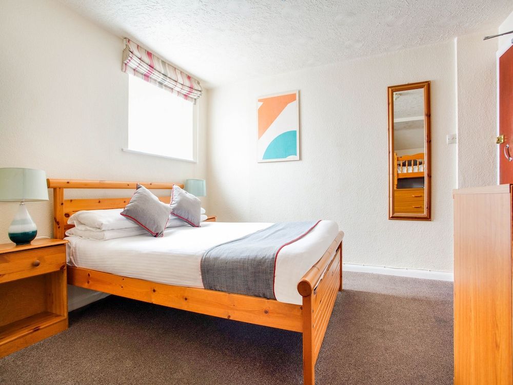 undefined OYO Godolphin Arms Hotel 10