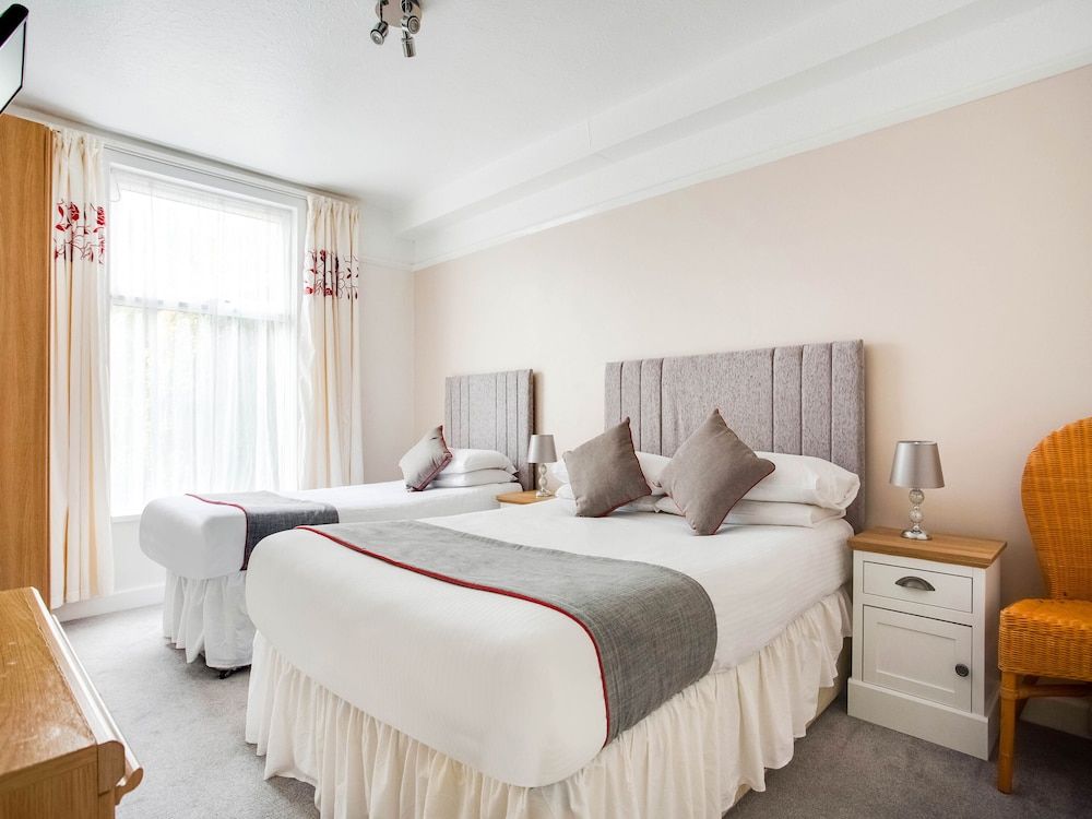 undefined OYO Godolphin Arms Hotel 3