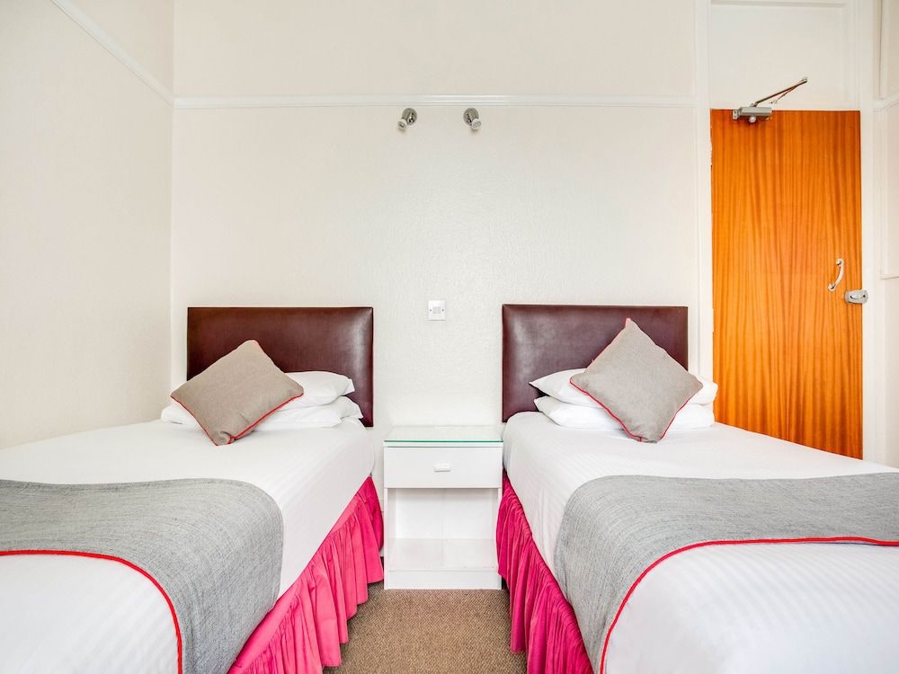 undefined OYO Godolphin Arms Hotel 4