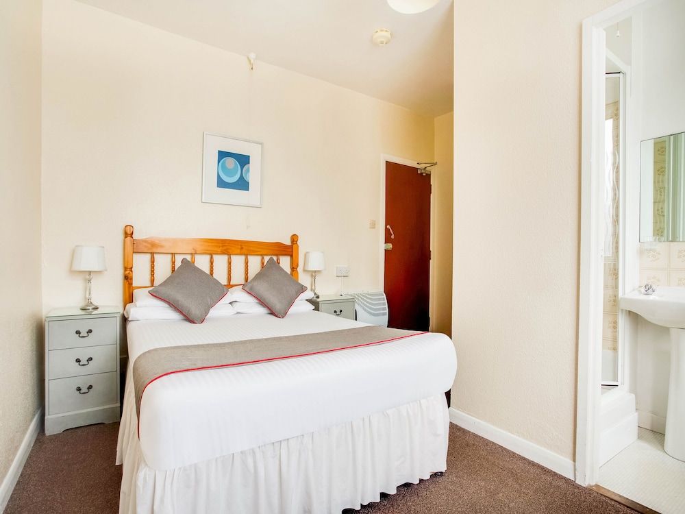 undefined OYO Godolphin Arms Hotel 5
