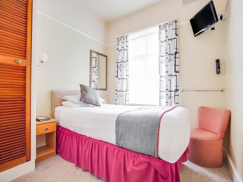 undefined OYO Godolphin Arms Hotel 2