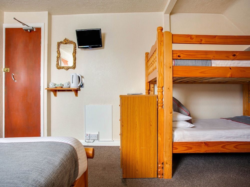 undefined OYO Godolphin Arms Hotel 9
