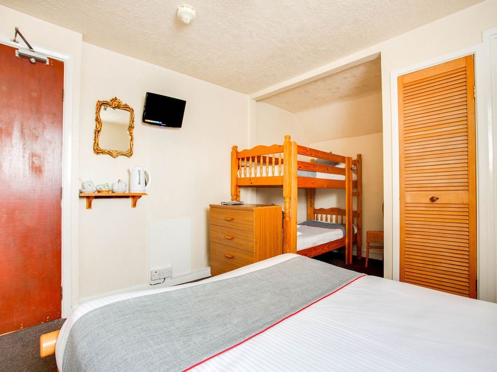 undefined OYO Godolphin Arms Hotel 7