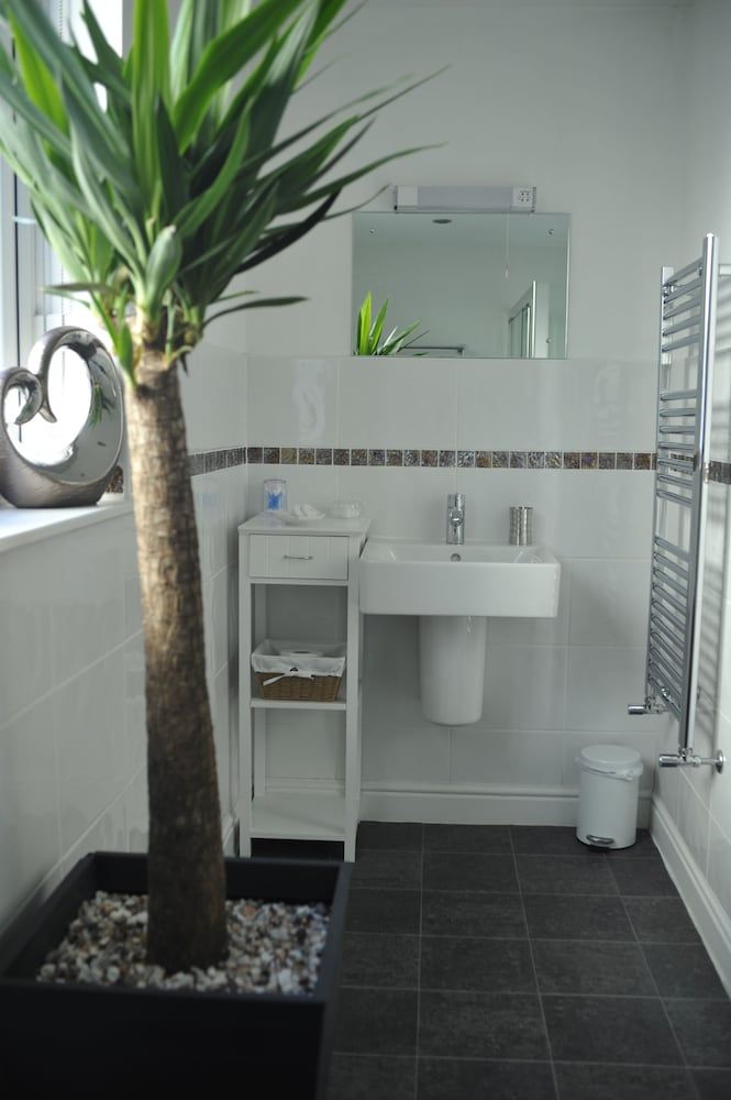 St John's Lodge (incl off-site health club) Large King Room 8