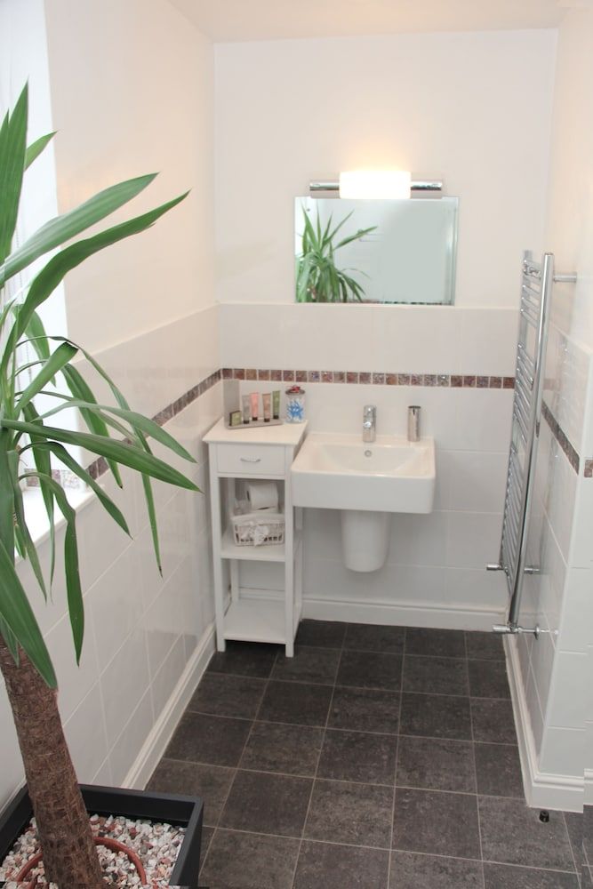 St John's Lodge (incl off-site health club) Large King Room 9