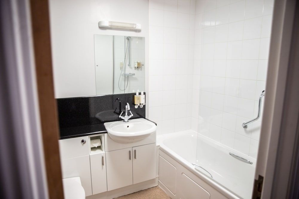 The Beaumont Hotel Standard Twin Room 5