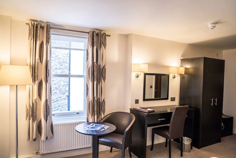 The Beaumont Hotel Superior Twin Room 5