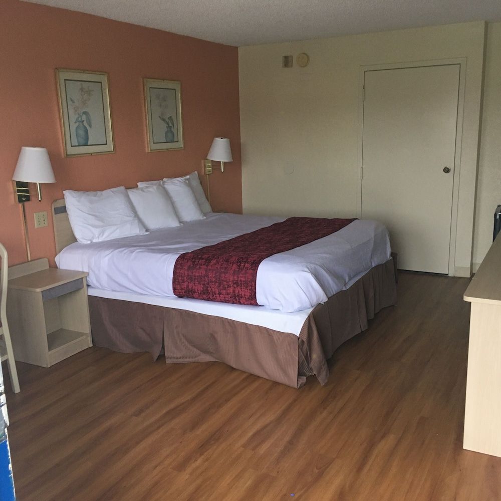 Americas Best Value Inn Tucker Room, 1 King Bed, Smoking