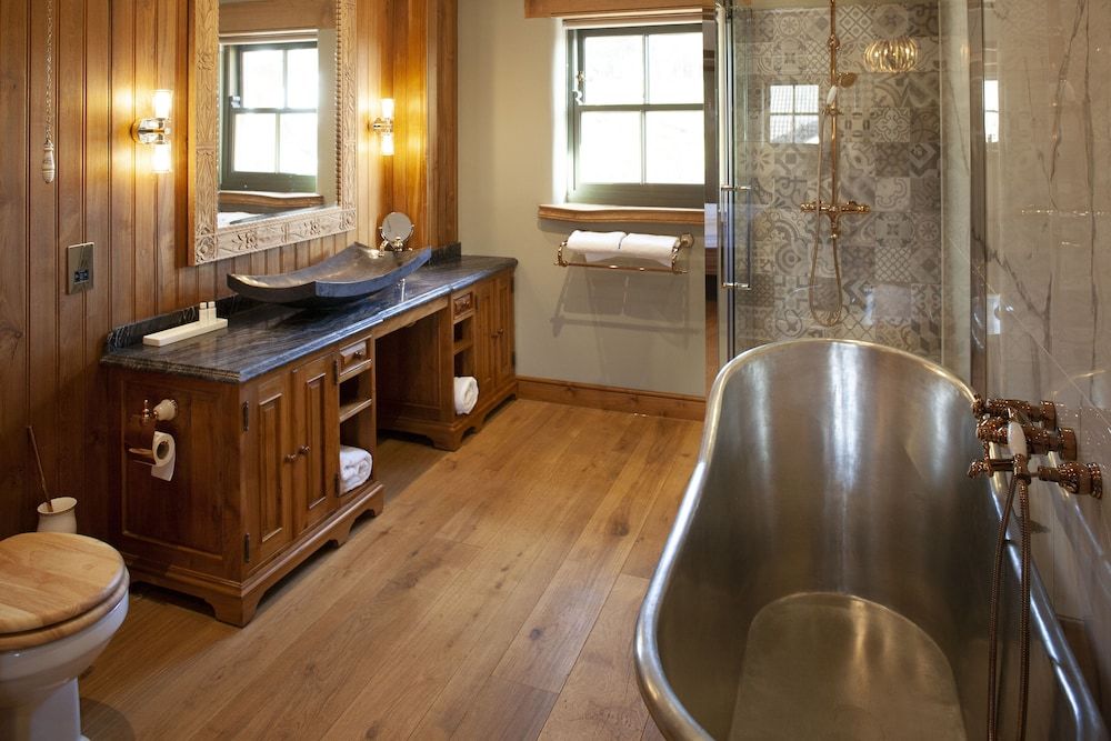 Deep soaking bathtub