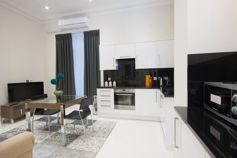 Queensgate Court Studio Apartment (Lower Ground Floor) 3