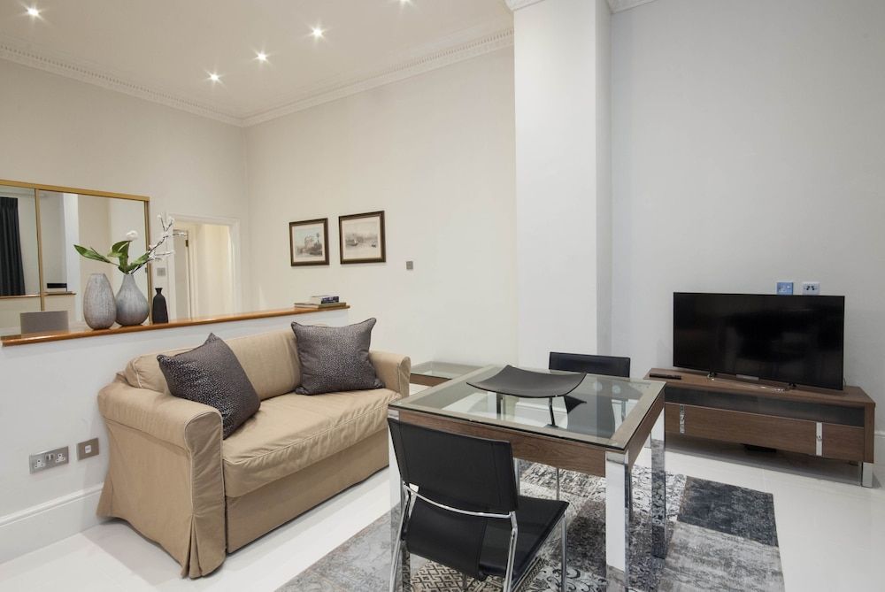 Queensgate Court Studio Apartment (Lower Ground Floor) 5