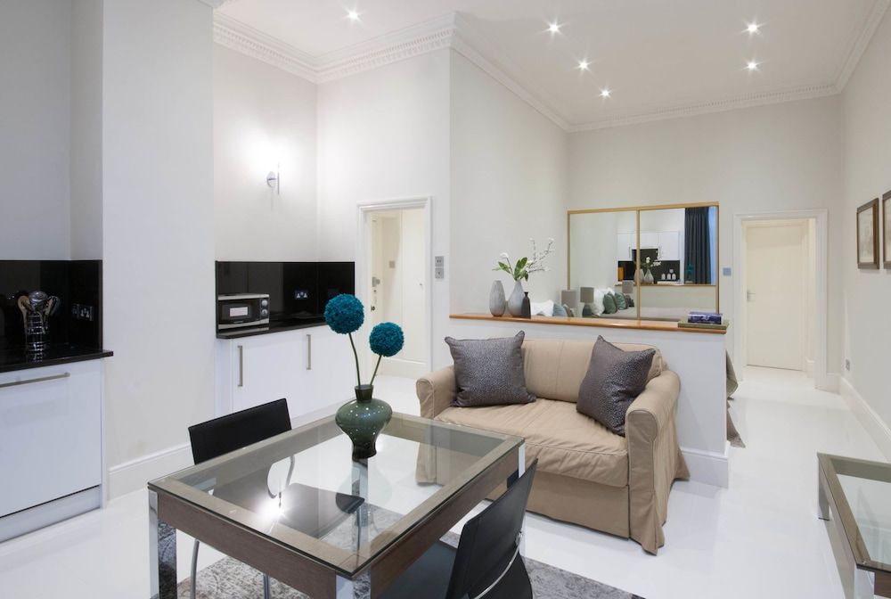 Queensgate Court Studio Apartment (Lower Ground Floor) 4