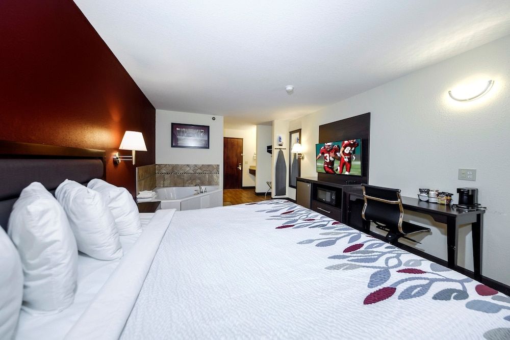 Superior Room, 1 King Bed, Jetted Tub (Smoke Free)
