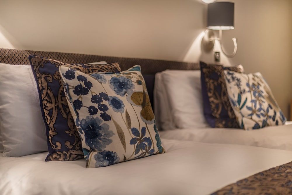 The Three Swans Hotel, Hungerford, Berkshire Classic Double Room 3