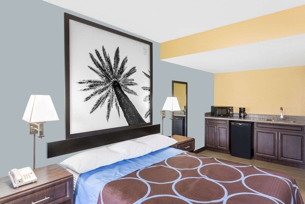 Deluxe Room, 1 Queen Bed, Non Smoking- Fridge, Microwave & Wetbar