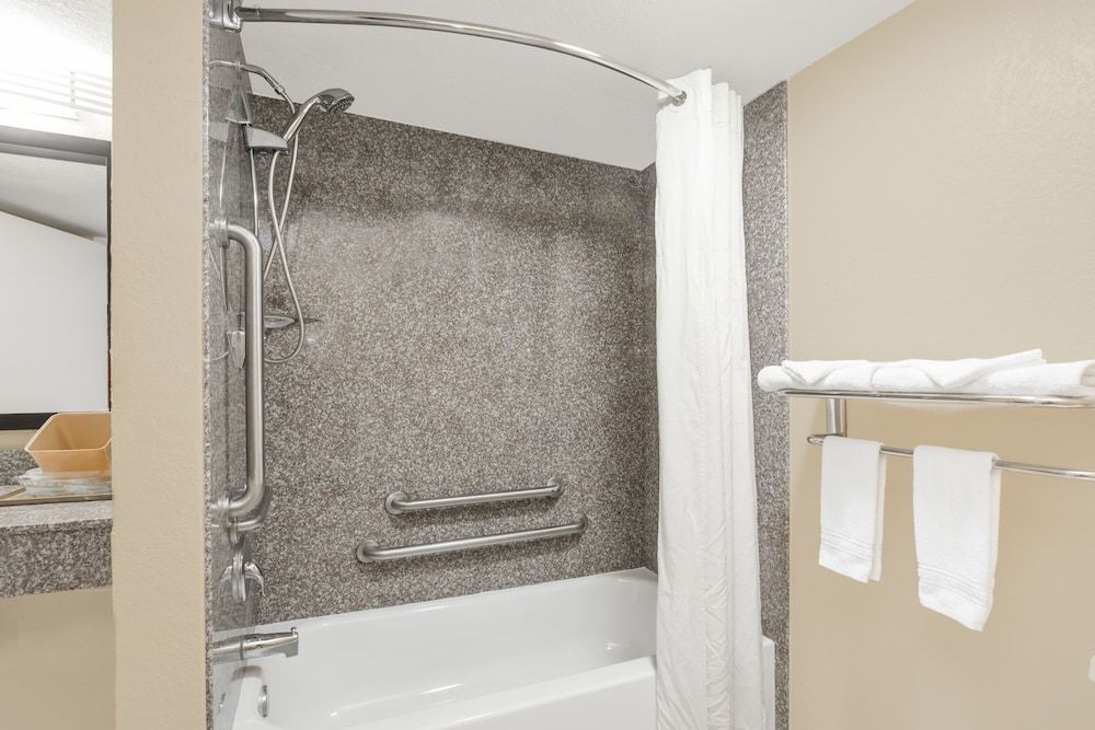 1 Queen Non Smoking Room- Fridge & Microwave