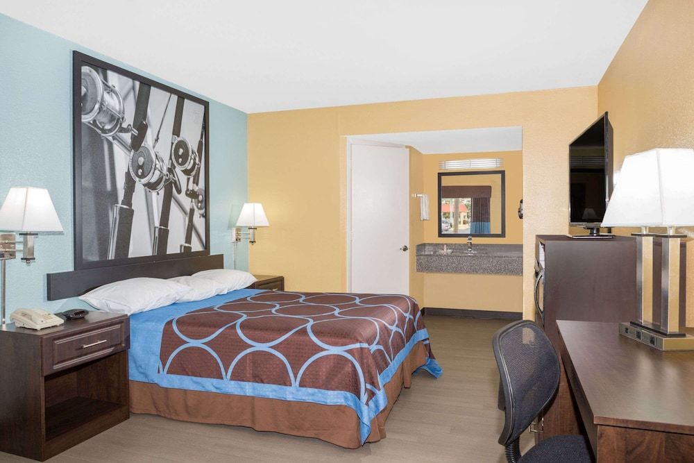 Deluxe Room, 1 King Bed, Non Smoking- Fridge, Microwave & Wetbar