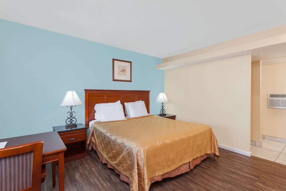 undefined Travelodge by Wyndham San Diego SeaWorld 5