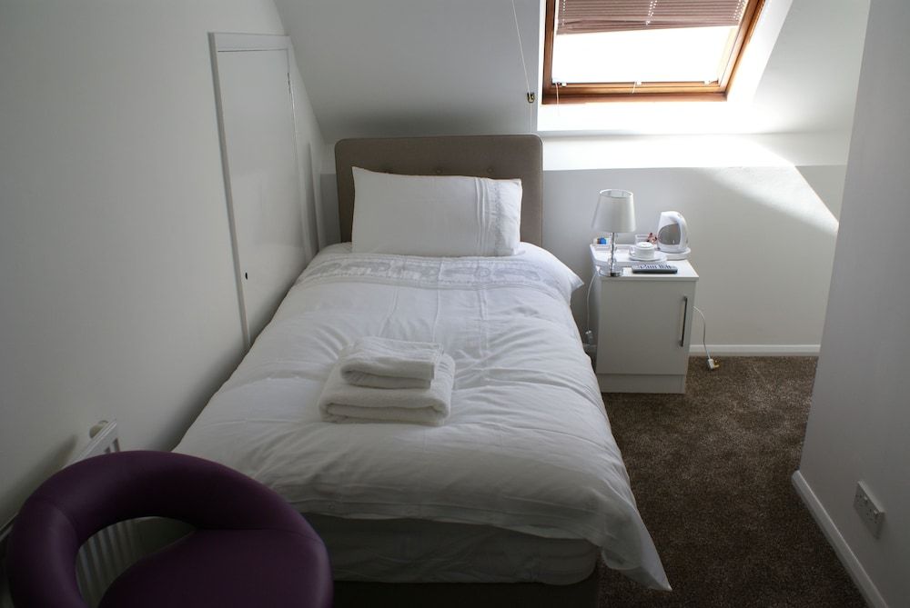 Single Room (Shared Toilet 14)