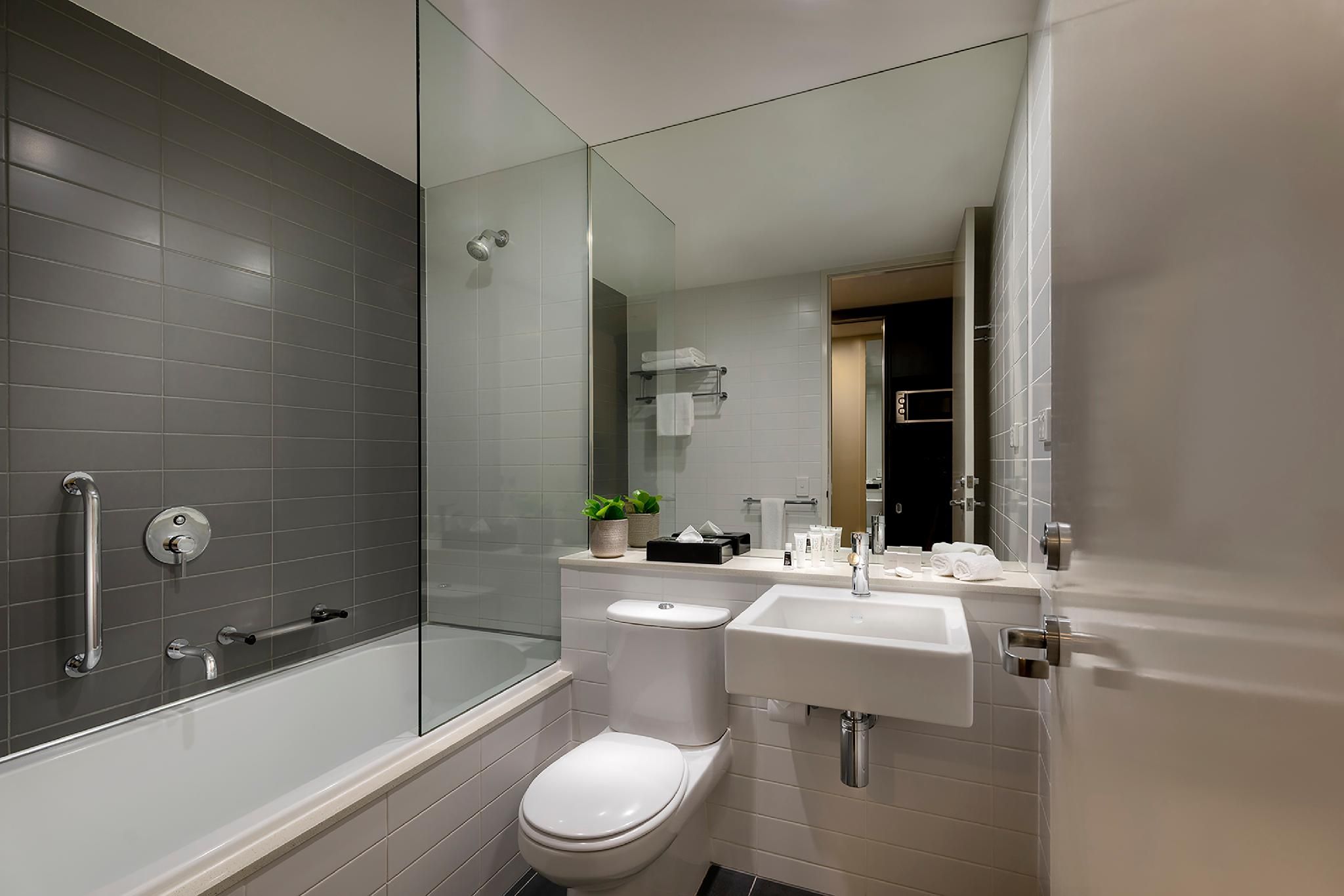 Causeway 353 Hotel Deluxe King Room 3