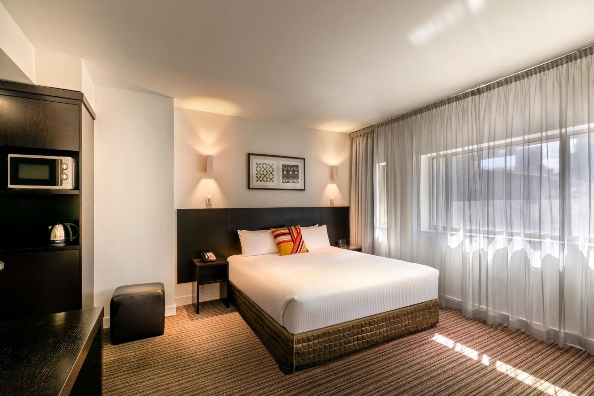 Causeway 353 Hotel Deluxe King Room